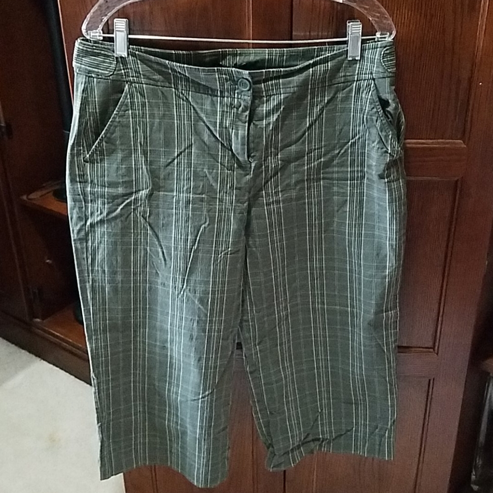 New York & Company Olive Green Plaid Cropped Pants